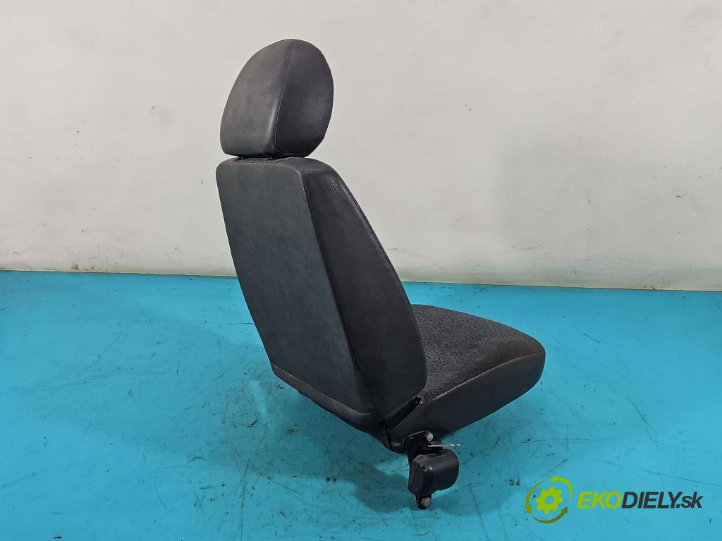 Johnston C40 2.8d 92 HP  68 kW 2776 cm3 5- Sedačka pravý  (Sedačky, sedadlá)