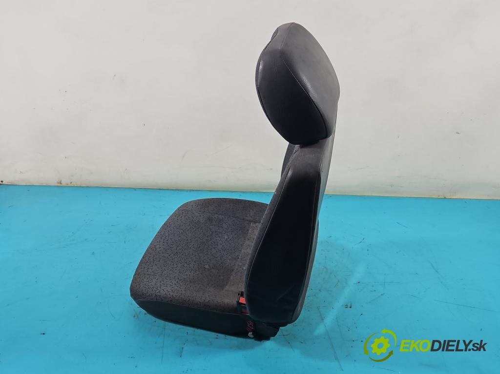 Johnston C40 2.8d 92 HP  68 kW 2776 cm3 5- Sedačka pravý  (Sedačky, sedadlá)