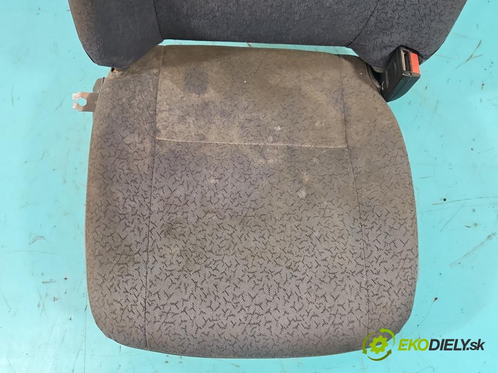 Johnston C40 2.8d 92 HP  68 kW 2776 cm3 5- Sedačka pravý  (Sedačky, sedadlá)