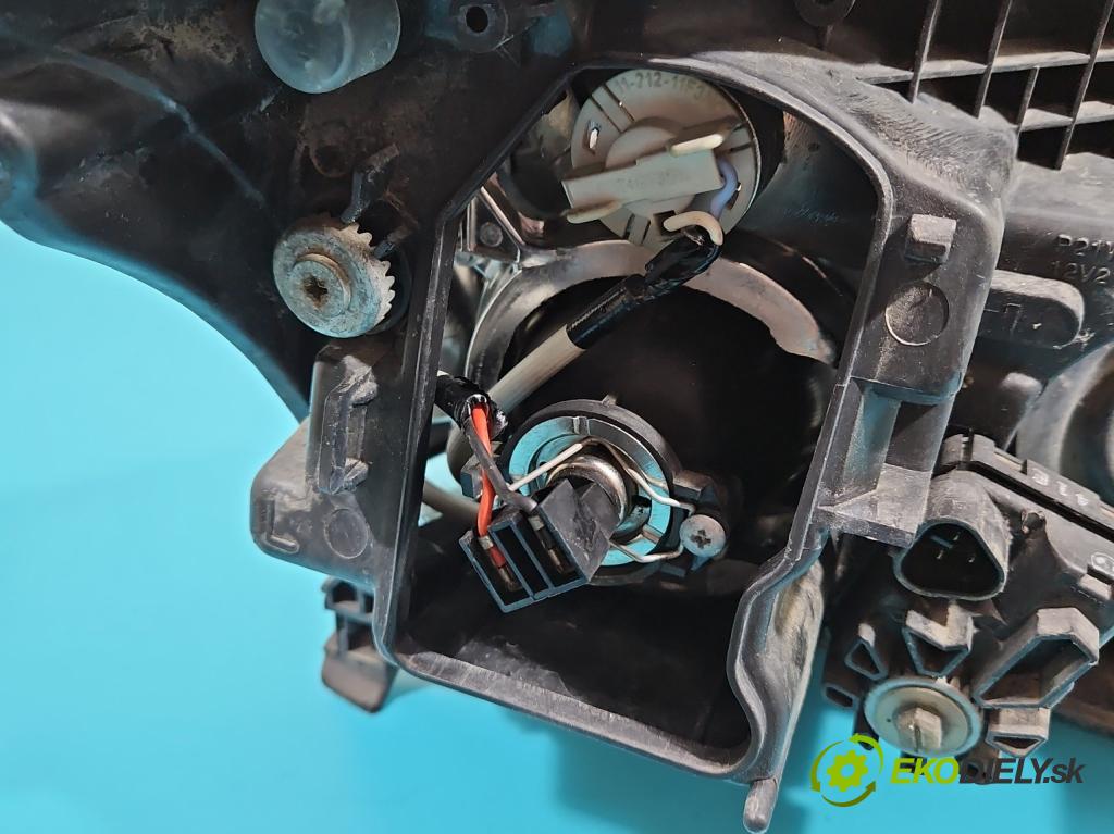 Toyota Avensis II T25 2003-2008 2.0 D4D 116 HP manual 85 kW 1995 cm3 5- Reflektor: ľavý  (Ostatné)