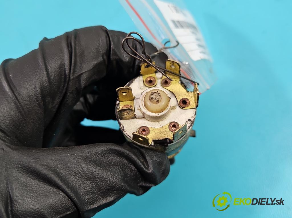 Johnston C40 2.8d 92 HP  68 kW 2776 cm3 5- Spínačka  (Spínacie skrinky a kľúče)