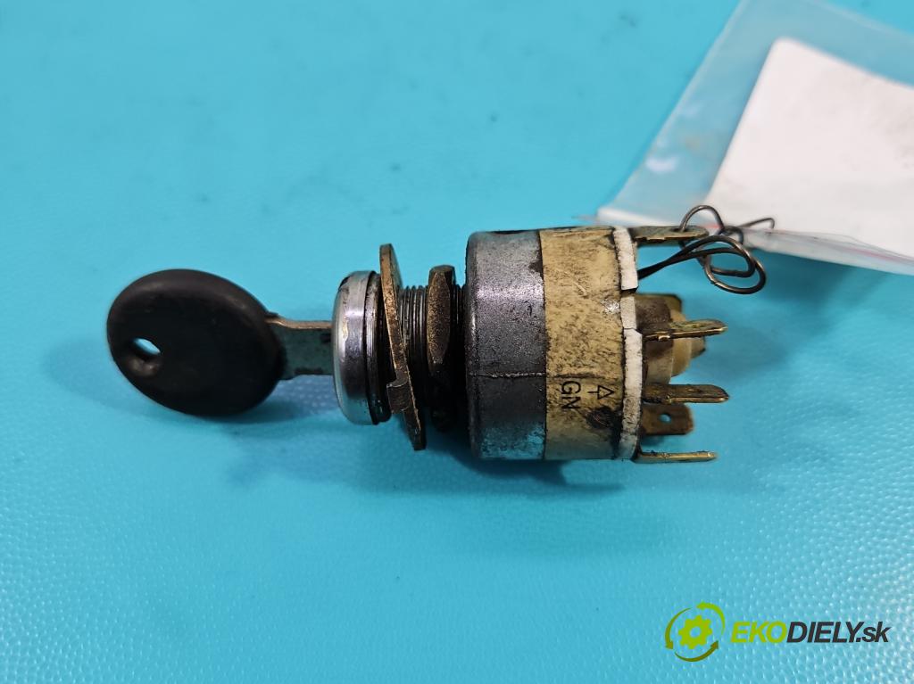 Johnston C40 2.8d 92 HP  68 kW 2776 cm3 5- Spínačka  (Spínacie skrinky a kľúče)