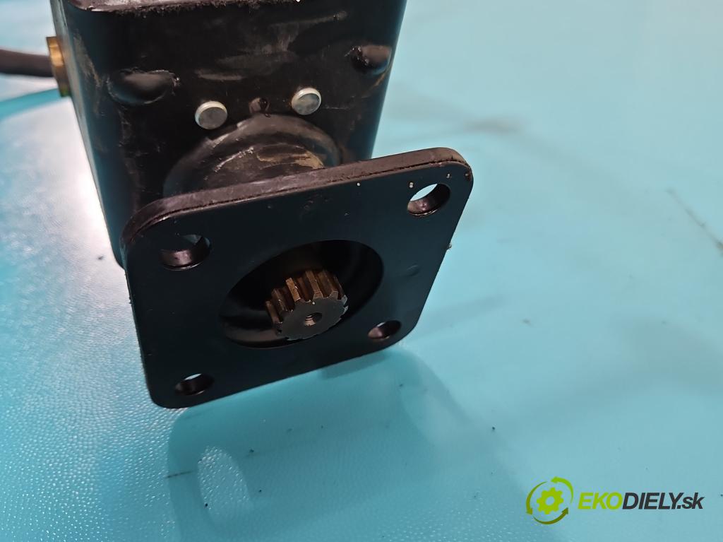 Johnston C40 2.8d 92 HP  68 kW 2776 cm3 5- volant  (Volanty)