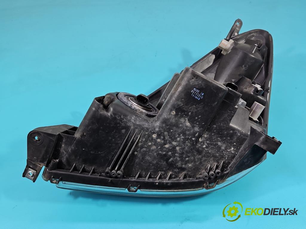 Toyota Corolla Verso II 2004-2009 2.0 D4D 116 HP manual 85 kW 1995 cm3 5- Reflektor: pravý  (Pravé)