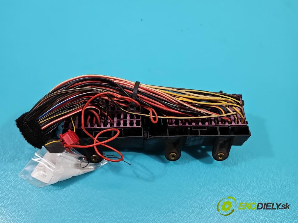 Vw Fox 1.4 tdi 69KM manual 51 kW 1422 cm3 3- skříňka pojistková 5Z1971326AH (Pojistkové skříňky)