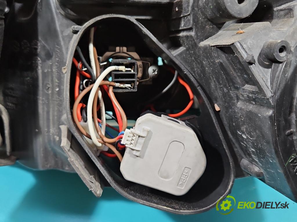 Opel Vectra C 2002-2008 2.0 dti 101 HP manual 74 kW 1995 cm3 4- Reflektor: pravý  (Pravé)