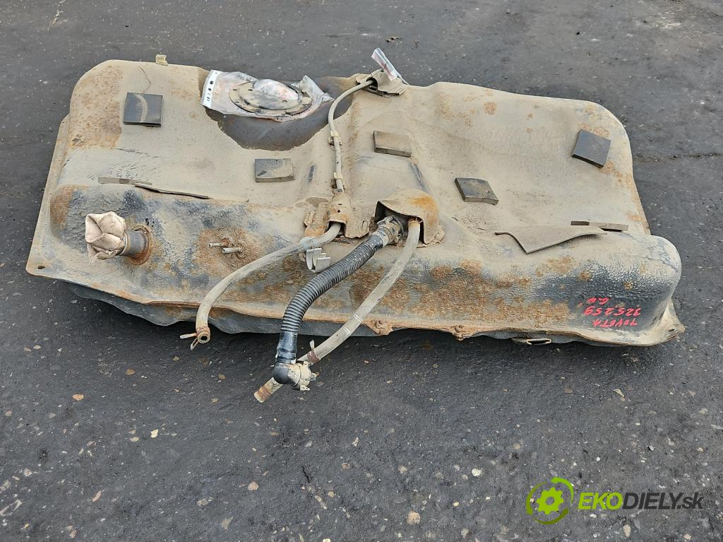 Toyota Camry VI XV30 2001-2006 2.4 VVti 152KM automatic 112 kW 2362 cm3 4- Nádrž: paliva  (Nádrže)