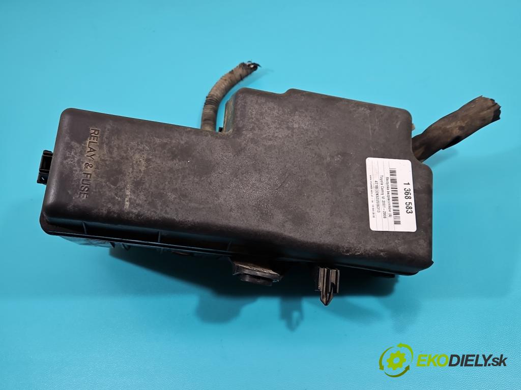 Toyota Camry VI XV30 2001-2006 2.4 VVti 152KM automatic 112 kW 2362 cm3 4- skříňka pojistková  (Pojistkové skříňky)