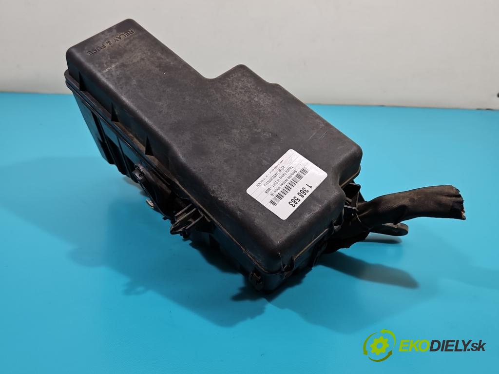 Toyota Camry VI XV30 2001-2006 2.4 VVti 152KM automatic 112 kW 2362 cm3 4- skříňka pojistková  (Pojistkové skříňky)