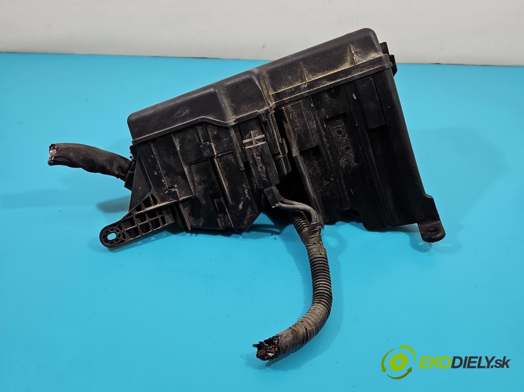 Toyota Camry VI XV30 2001-2006 2.4 VVti 152KM automatic 112 kW 2362 cm3 4- skříňka pojistková  (Pojistkové skříňky)