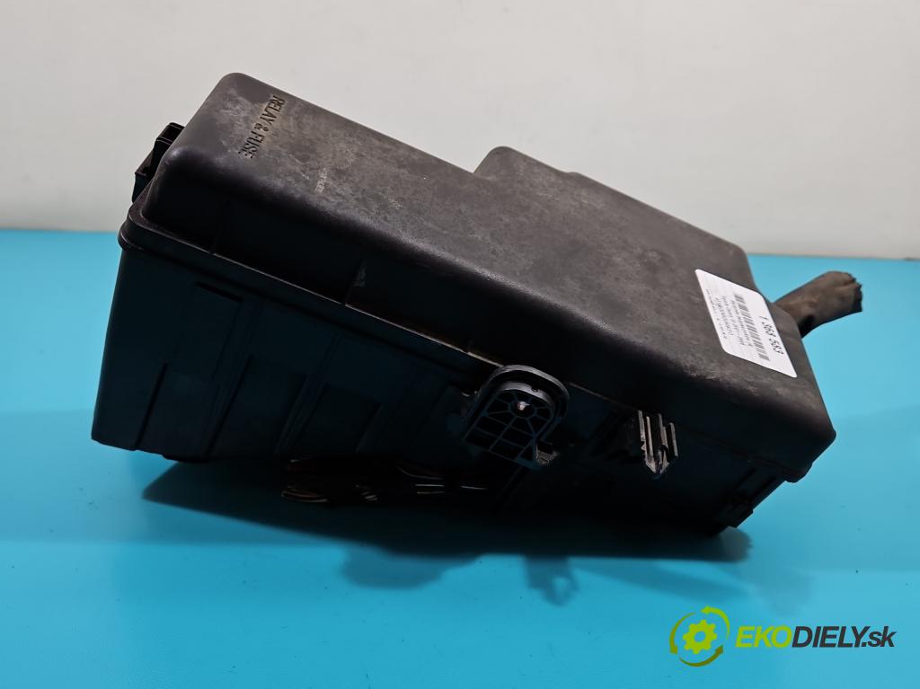 Toyota Camry VI XV30 2001-2006 2.4 VVti 152KM automatic 112 kW 2362 cm3 4- skříňka pojistková  (Pojistkové skříňky)