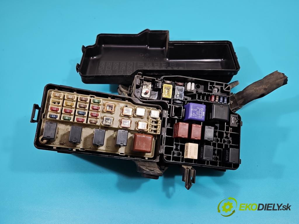 Toyota Camry VI XV30 2001-2006 2.4 VVti 152KM automatic 112 kW 2362 cm3 4- skříňka pojistková  (Pojistkové skříňky)