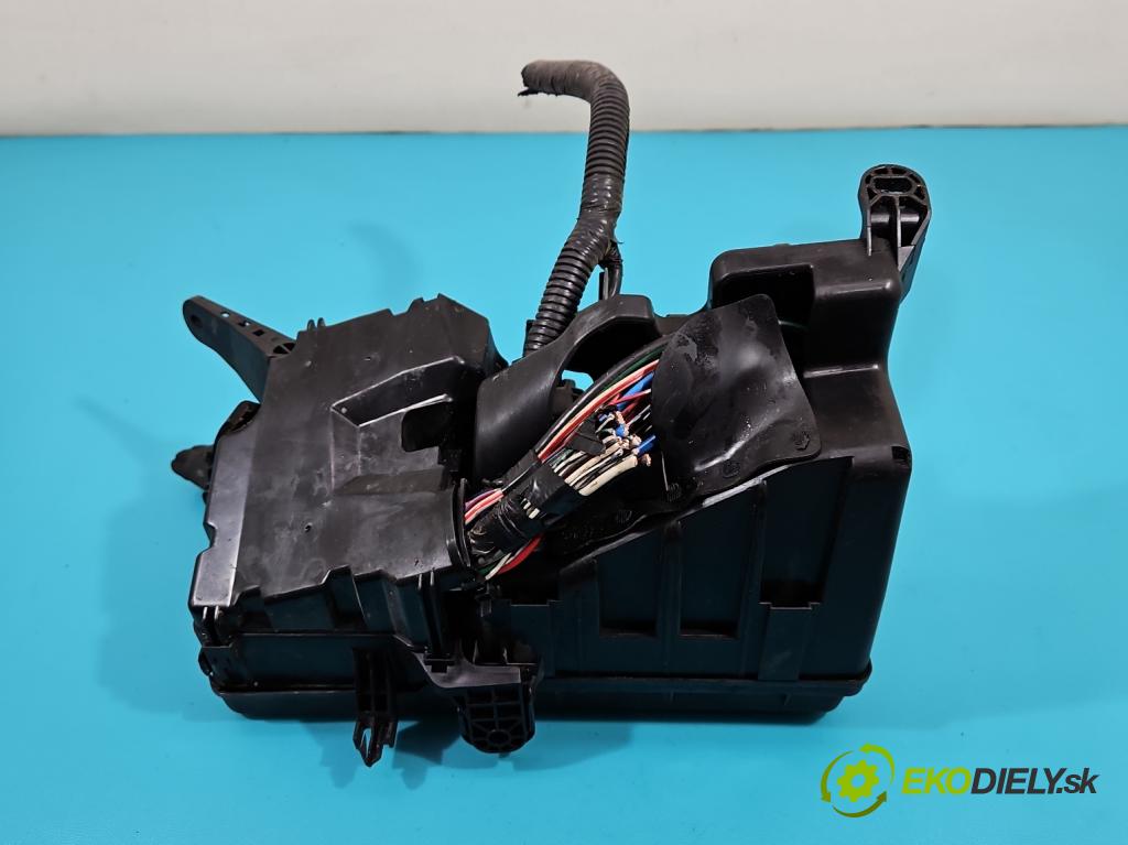 Toyota Camry VI XV30 2001-2006 2.4 VVti 152KM automatic 112 kW 2362 cm3 4- skříňka pojistková  (Pojistkové skříňky)