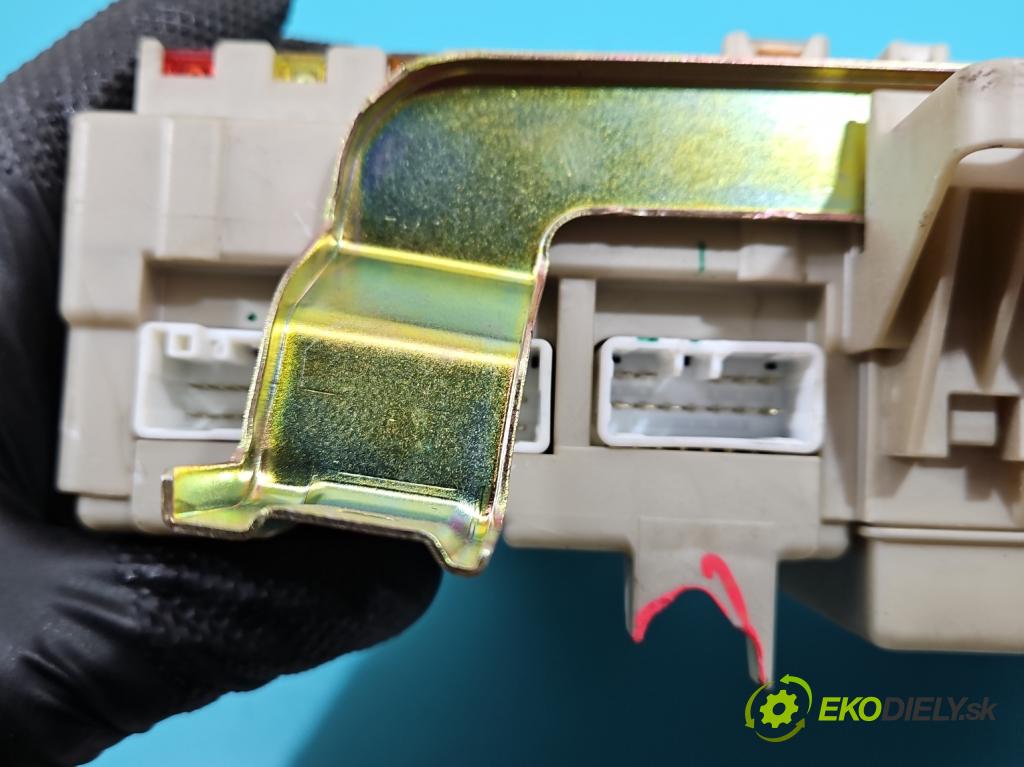 Toyota Camry VI XV30 2001-2006 2.4 VVti 152KM automatic 112 kW 2362 cm3 4- skříňka pojistková 82730-06040-A (Pojistkové skříňky)