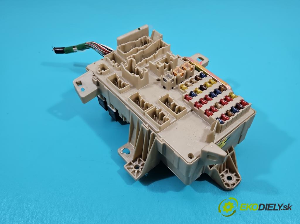 Toyota Camry VI XV30 2001-2006 2.4 VVti 152KM automatic 112 kW 2362 cm3 4- skříňka pojistková 82730-06040-A (Pojistkové skříňky)