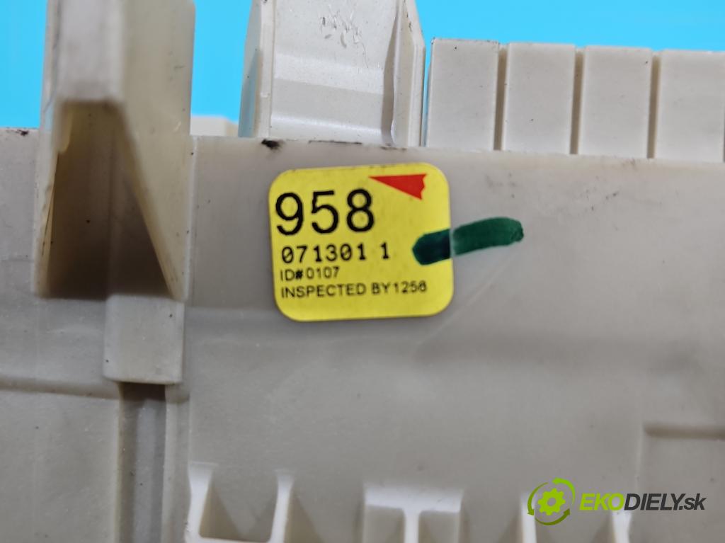 Toyota Camry VI XV30 2001-2006 2.4 VVti 152KM automatic 112 kW 2362 cm3 4- skříňka pojistková 82730-06040-A (Pojistkové skříňky)