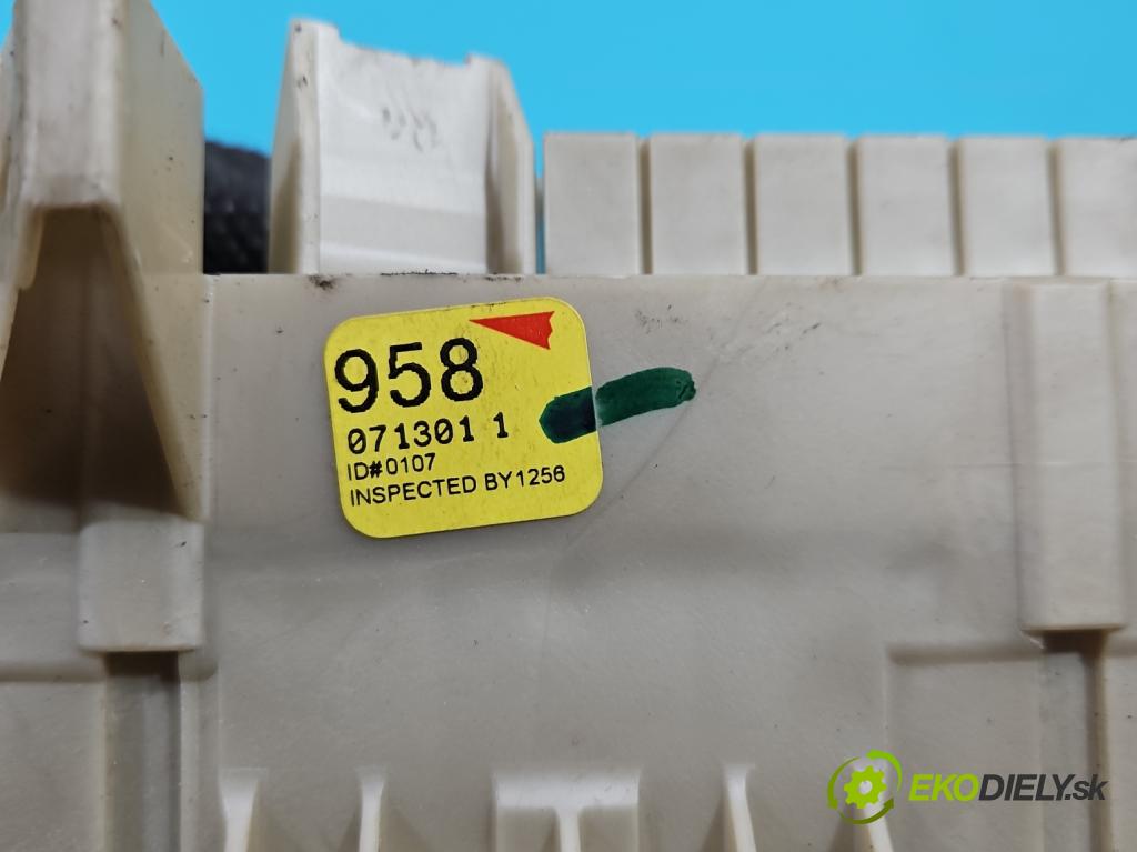 Toyota Camry VI XV30 2001-2006 2.4 VVti 152KM automatic 112 kW 2362 cm3 4- skříňka pojistková 82730-06040-A (Pojistkové skříňky)