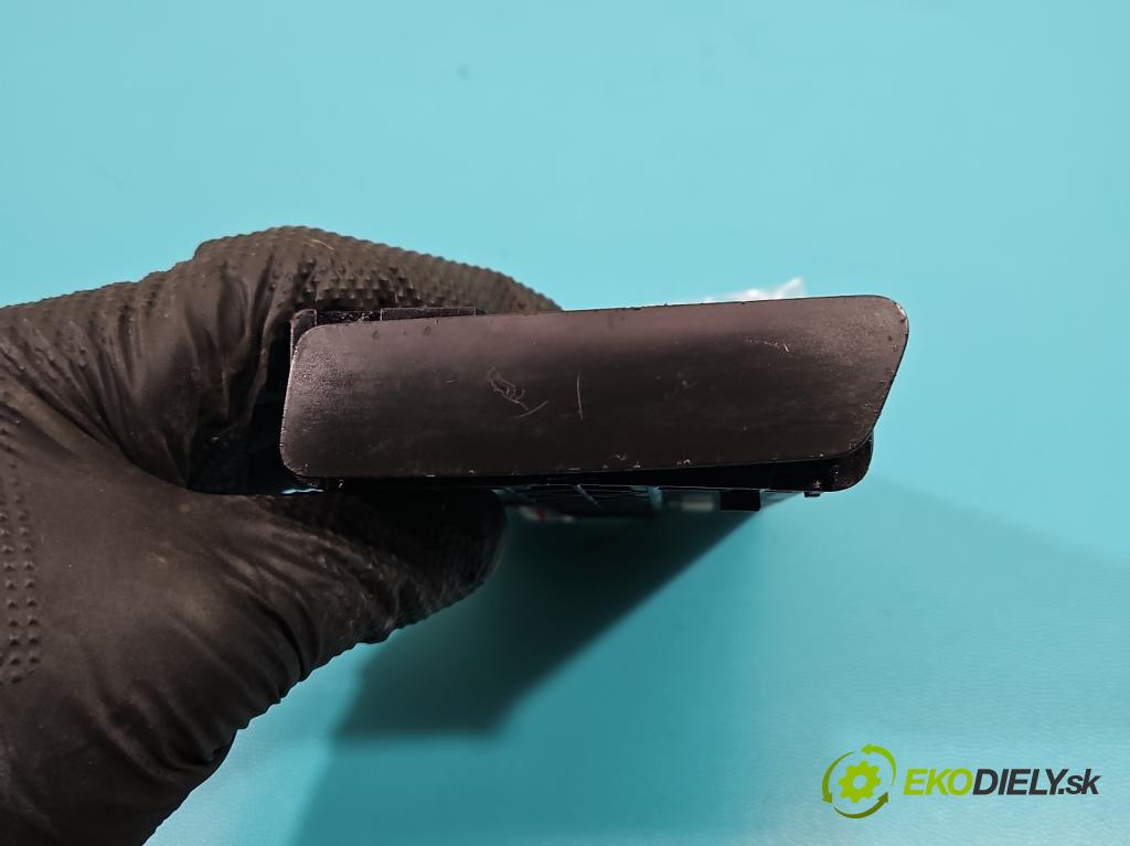 Renault Laguna III 2007-2015 2.0 dci 178HP: manual 131 kW 1995 cm3 5- Rukojeť: na nápoje:  (Úchyty, držiaky na nápoje)