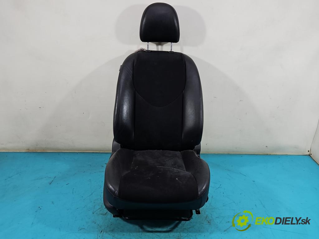 Toyota Rav4 III 2005-2012 2.2 D-CAT 177 HP manual 130 kW 2231 cm3 5- Sedačka pravý  (Sedačky, sedadlá)