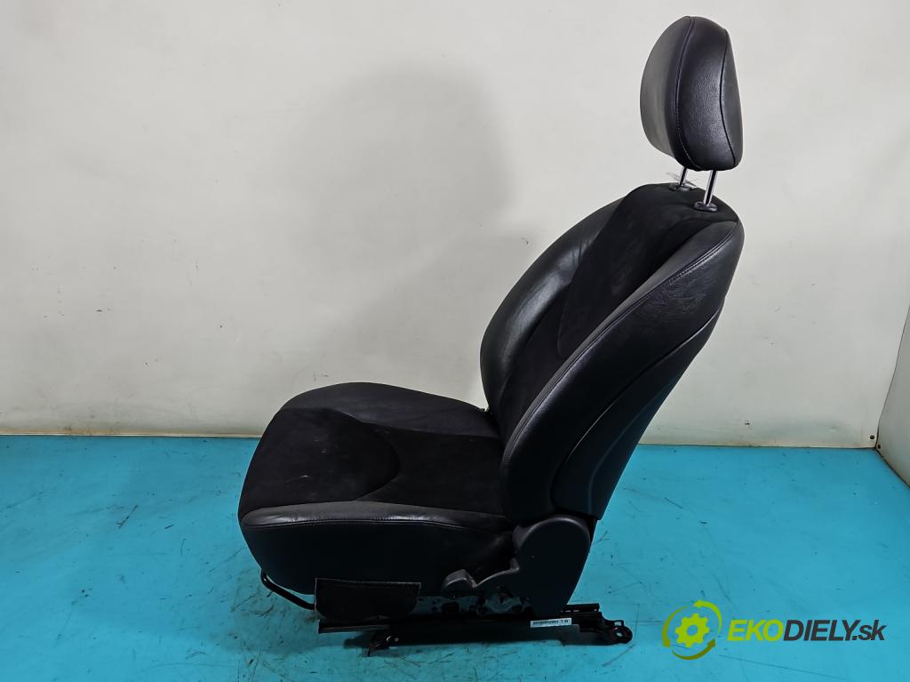 Toyota Rav4 III 2005-2012 2.2 D-CAT 177 HP manual 130 kW 2231 cm3 5- Sedačka pravý  (Sedačky, sedadlá)