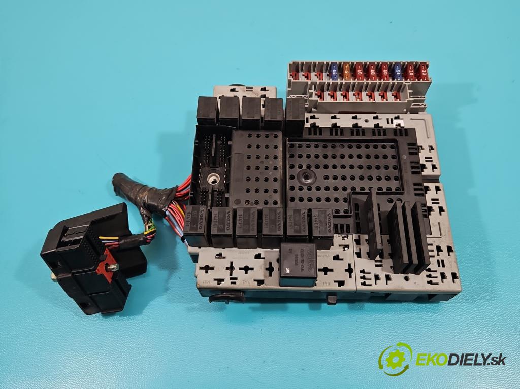 Volvo S60 I 2000-2010 2.4 20V 140 hp manual 103 kW 2435 cm3 4- skříňka pojistková 8645410 (Pojistkové skříňky)