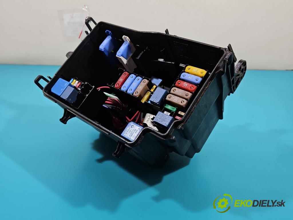 Renault Trafic III 2014 - 2.0 dci 145 hp manual 107 kW 1997 cm3 5- skříňka pojistková 243503708R (Pojistkové skříňky)