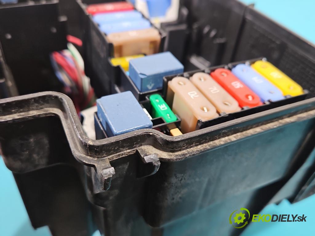 Renault Trafic III 2014 - 2.0 dci 145 hp manual 107 kW 1997 cm3 5- skříňka pojistková 243503708R (Pojistkové skříňky)