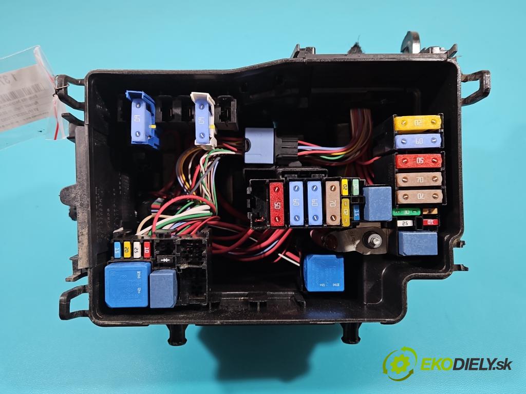 Renault Trafic III 2014 - 2.0 dci 145 hp manual 107 kW 1997 cm3 5- skříňka pojistková 243503708R (Pojistkové skříňky)