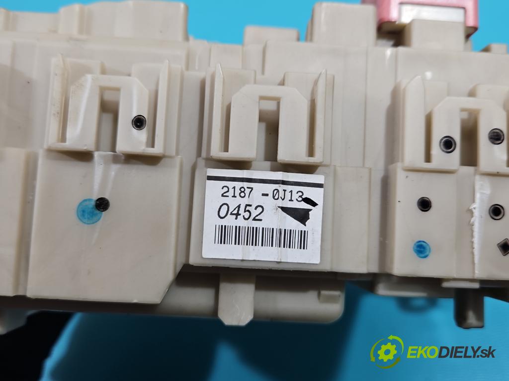 Toyota Rav4 III 2005-2012 2.2 D-CAT 177 hp manual 130 kW 2231 cm3 5- skříňka pojistková 82730-42350 (Pojistkové skříňky)