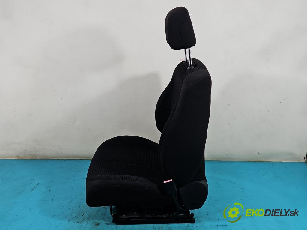 Citroen C4 I 2004-2011 1.6 16V 109 HP manual 80 kW 1587 cm3 5- Sedačka pravý  (Sedačky, sedadlá)