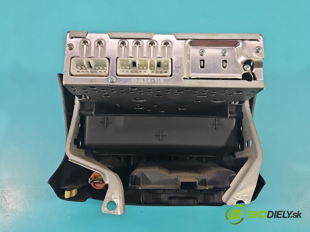 Toyota Yaris I 1999-2005 1.0 vvti 65 HP manual 48 kW 998 cm3 5- Radio originál
