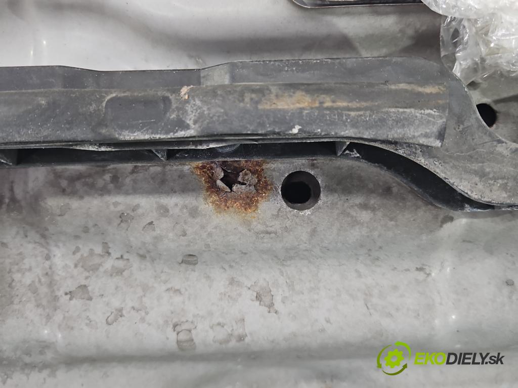 Nissan X-trail I T30 2001-2007 2.0 16V 140 HP manual 103 kW 1998 cm3 5- kapota predná