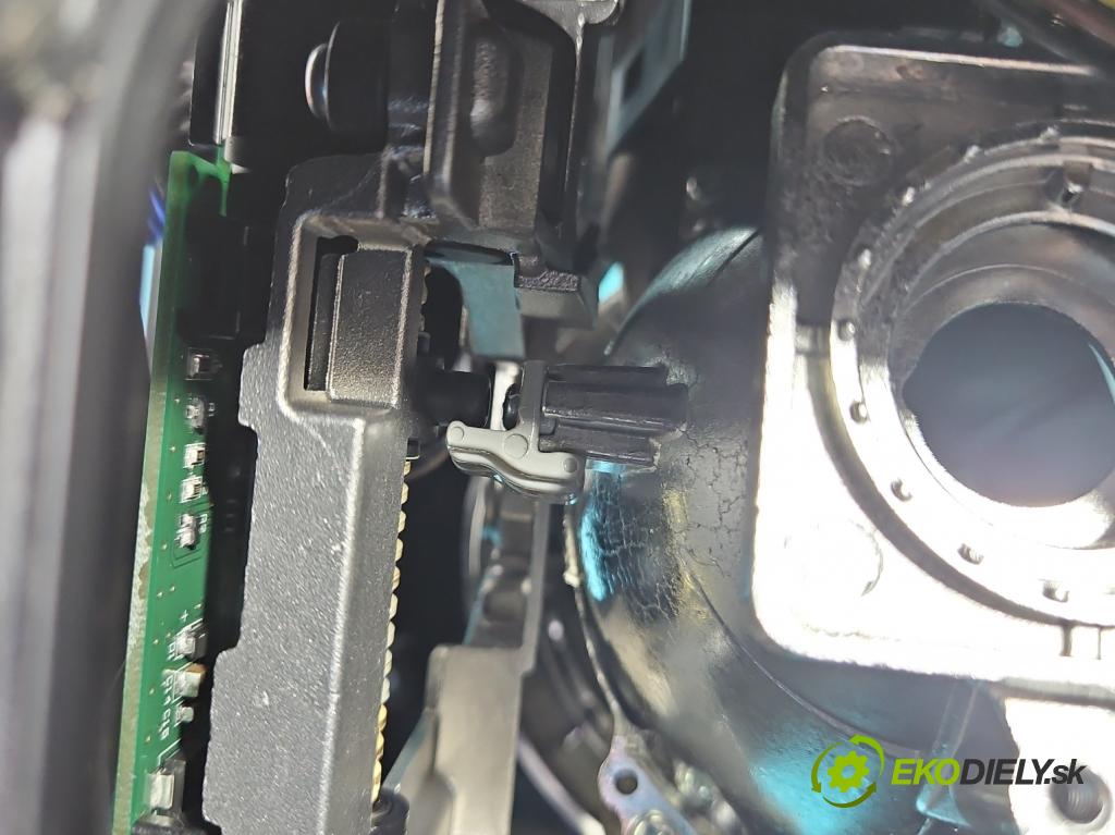 Opel Mokka A 2012-2019 1.4 T 140 HP automatic 103 kW 1364 cm3 5- Reflektor: pravý  (Pravé)