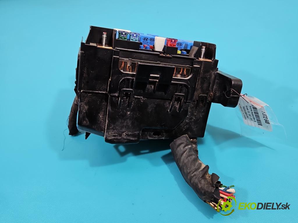 Hyundai I30 I 2007-2012 2.0 16V 143 hp automatic 105 kW 1975 cm3 5- skříňka pojistková 91951-0Q000 (Pojistkové skříňky)