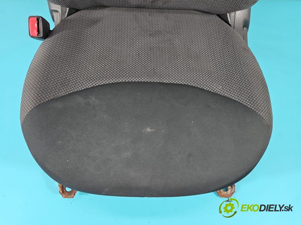 Toyota Yaris I 1999-2005 1.0 vvti 65 HP manual 48 kW 998 cm3 5- Sedačka ľavý  (Sedačky, sedadlá)