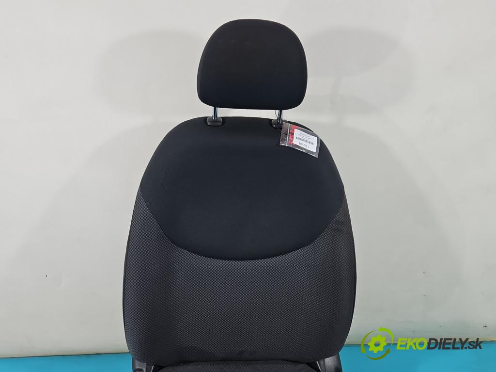 Toyota Yaris I 1999-2005 1.0 vvti 65 HP manual 48 kW 998 cm3 5- Sedačka ľavý  (Sedačky, sedadlá)