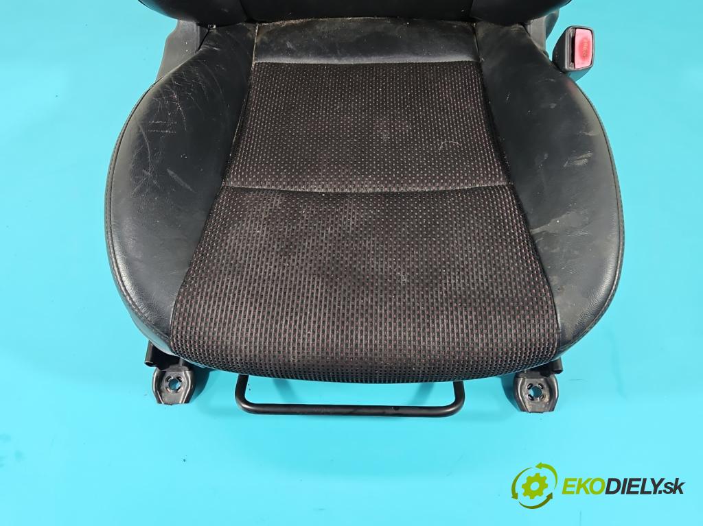 Hyundai I30 I 2007-2012 2.0 16V 143 HP automatic 105 kW 1975 cm3 5- Sedačka pravý  (Sedačky, sedadlá)