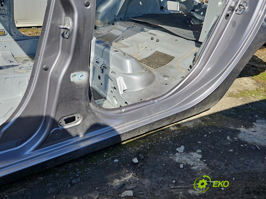 Renault Fluence 1.6 16V 110 hp manual 81 kW 1598 cm3 4- práh levý  (Ostatní)