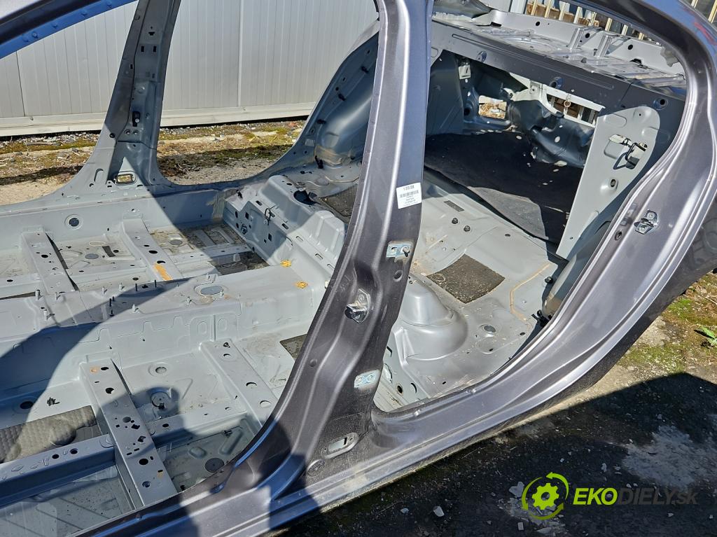 Renault Fluence 1.6 16V 110 hp manual 81 kW 1598 cm3 4- práh levý  (Ostatní)