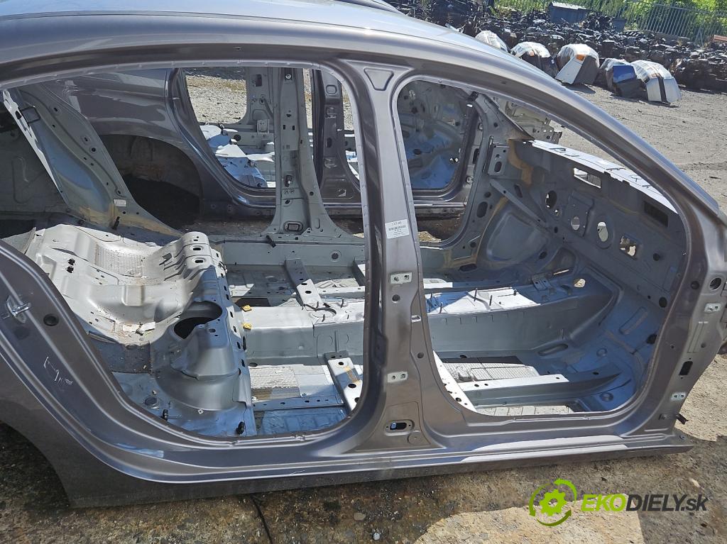 Renault Fluence 1.6 16V 110 hp manual 81 kW 1598 cm3 4- práh pravý  (Ostatní)