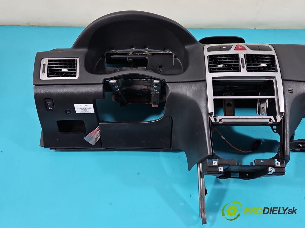 Peugeot 307 1.6 16V 109 HP manual 80 kW 1587 cm3 5- kokpit,pristrojová doska rozdeľovacia