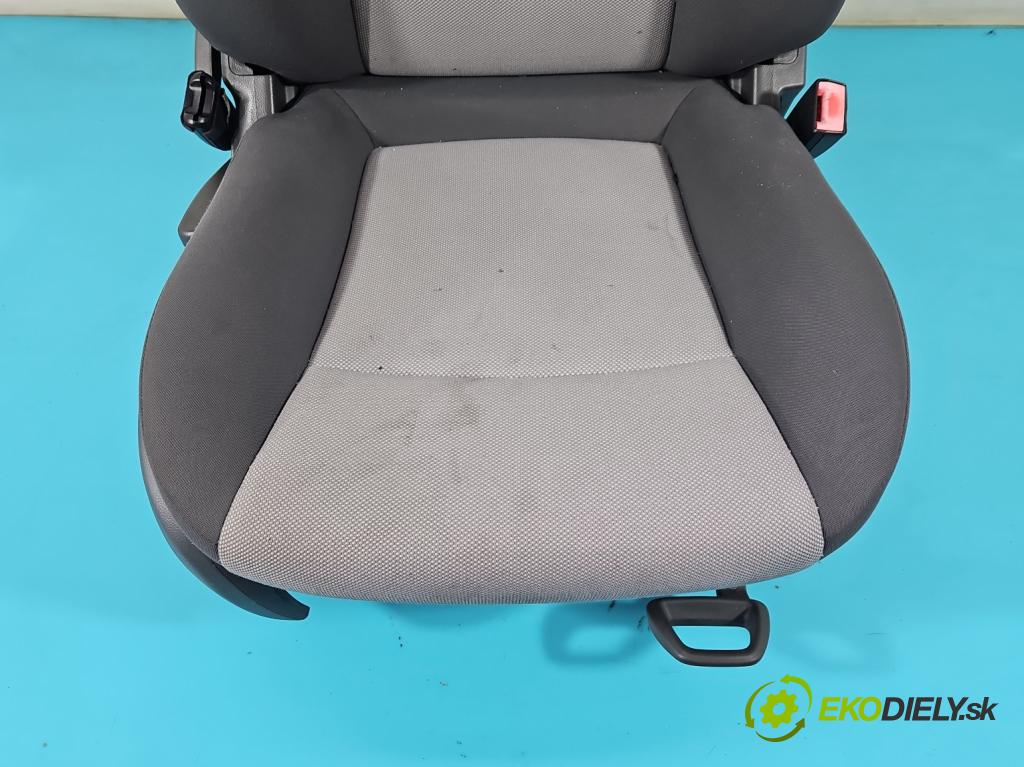 Chevrolet Cruze 1.8 16V 141 HP manual 104 kW 1796 cm3 4- Sedačka pravý  (Sedačky, sedadlá)