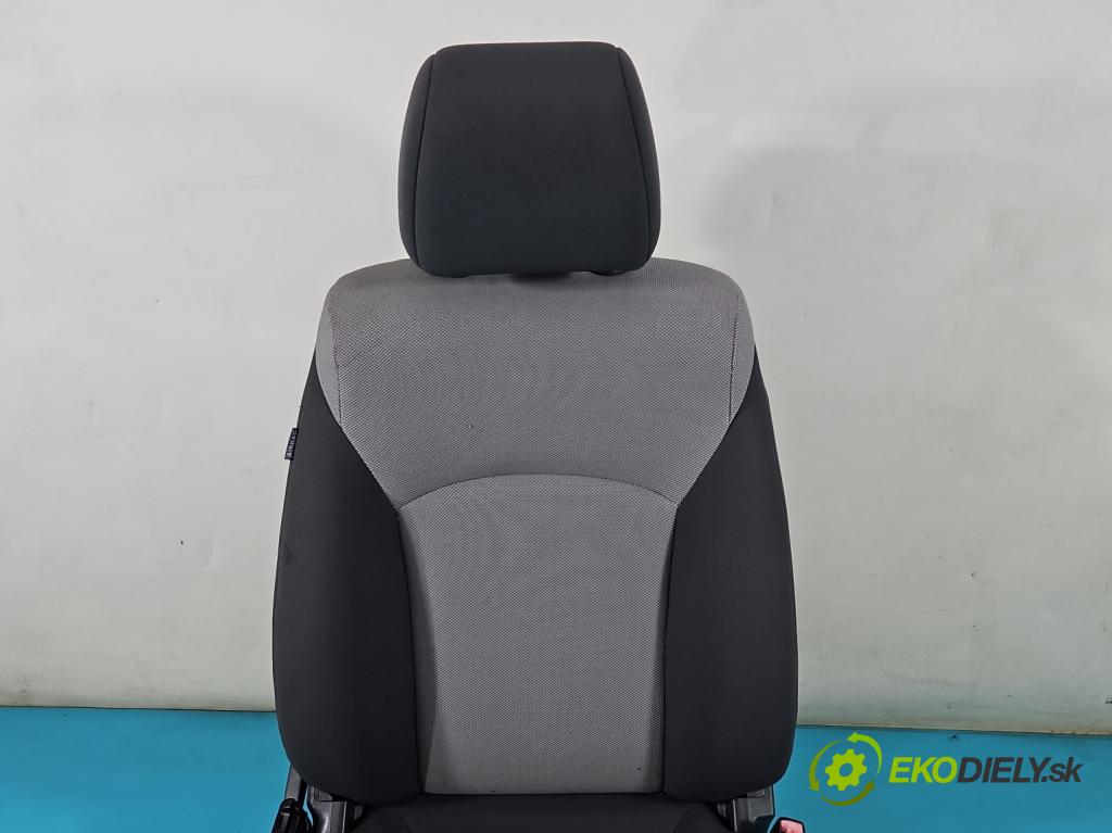 Chevrolet Cruze 1.8 16V 141 HP manual 104 kW 1796 cm3 4- Sedačka pravý  (Sedačky, sedadlá)