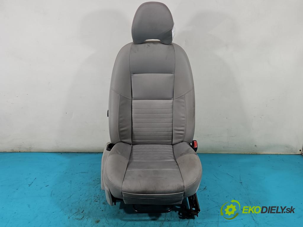 Volvo V50 1.6 16v 101 HP manual 74 kW 1596 cm3 5- Sedačka pravý  (Sedačky, sedadlá)
