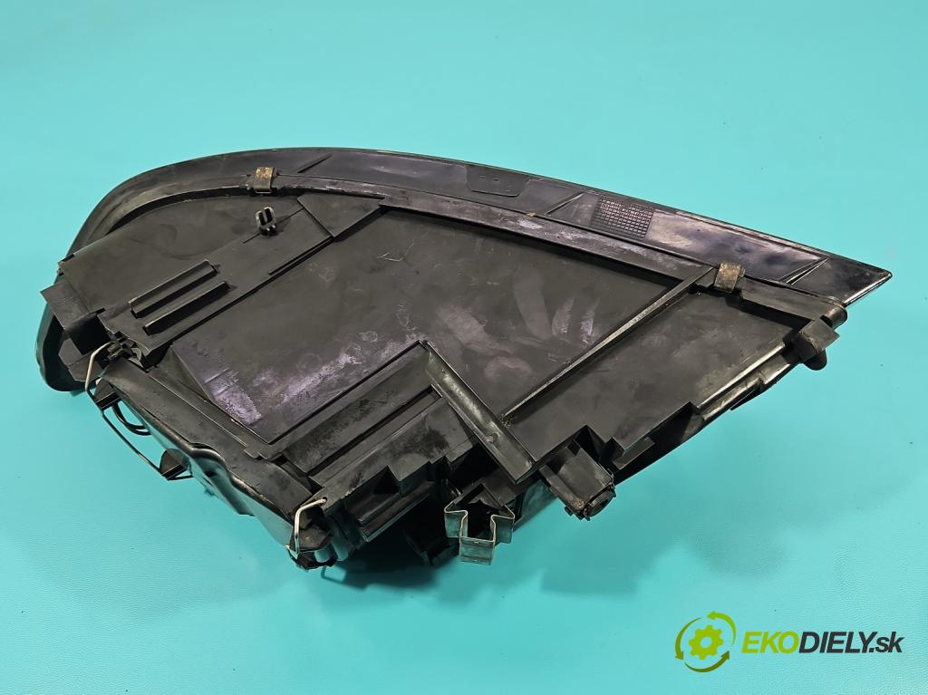 Volvo V50 1.6 16v 101 HP manual 74 kW 1596 cm3 5- Reflektor: pravý 30698886 (Pravé)