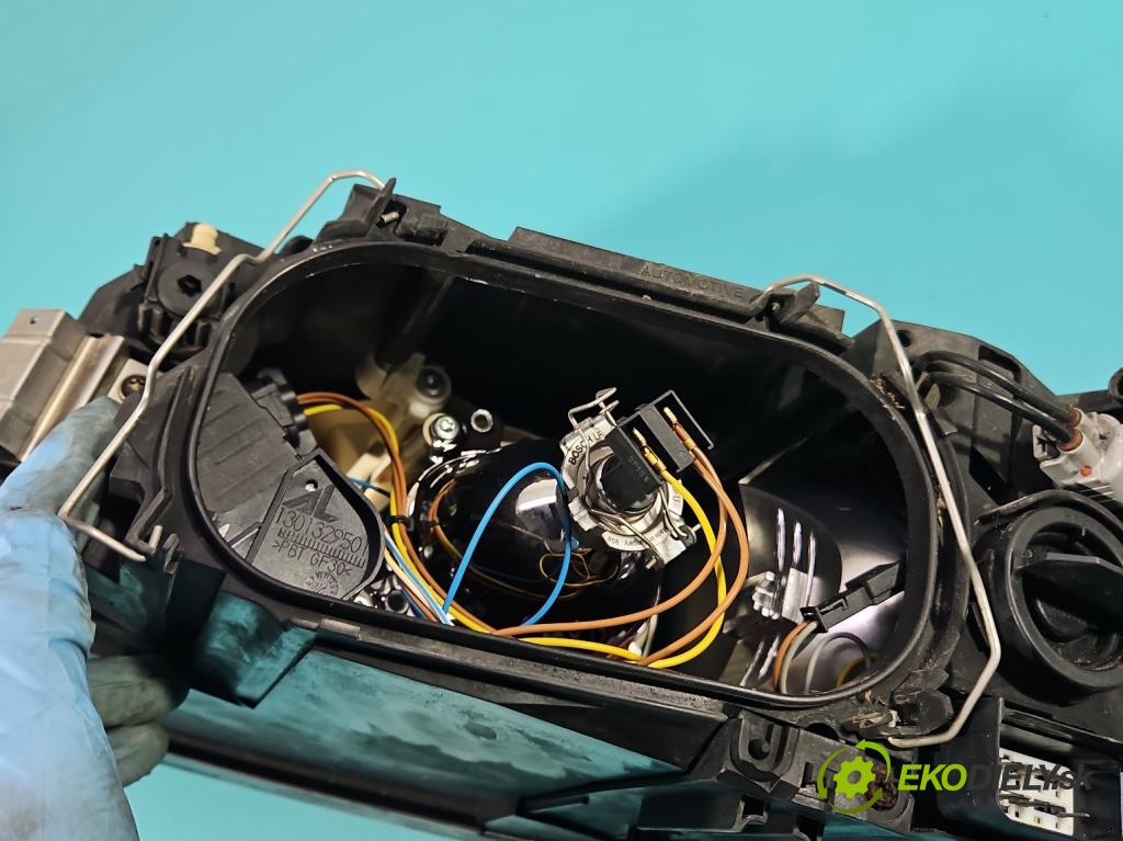 Volvo V50 1.6 16v 101 HP manual 74 kW 1596 cm3 5- Reflektor: pravý 30698886 (Pravé)