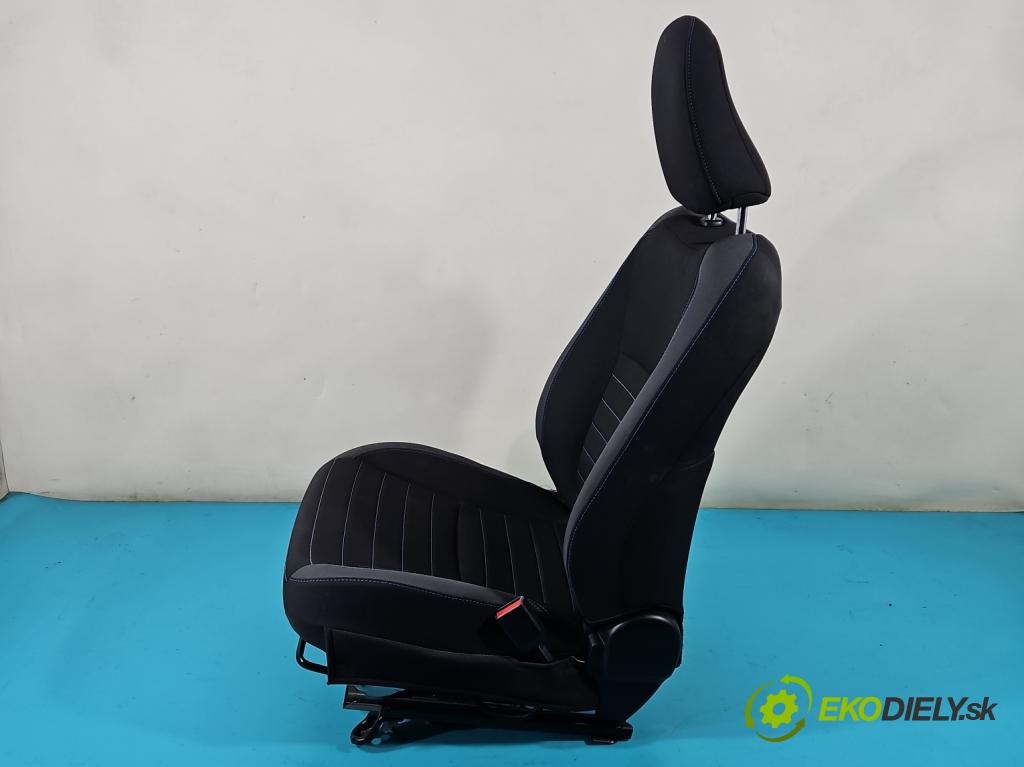 Toyota Yaris III 2011-2020 1.5 VVTi 111KM manual 82 kW 1496 cm3 5- Sedačka pravý  (Sedačky, sedadlá)