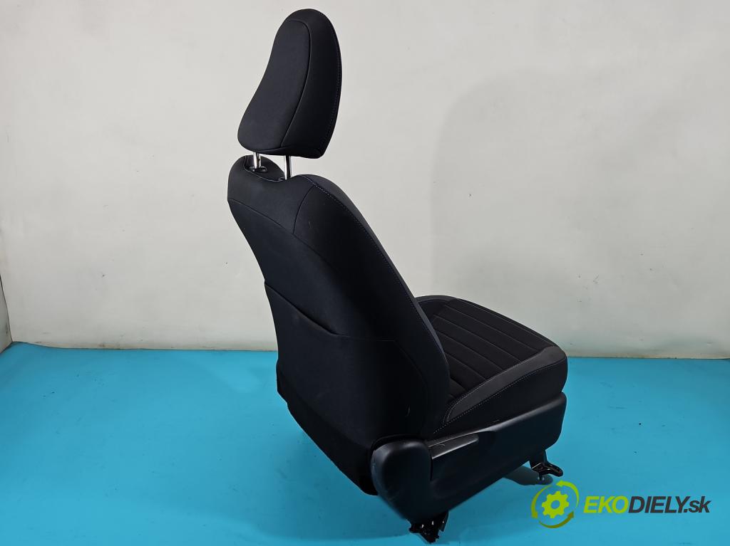 Toyota Yaris III 2011-2020 1.5 VVTi 111KM manual 82 kW 1496 cm3 5- Sedačka pravý  (Sedačky, sedadlá)
