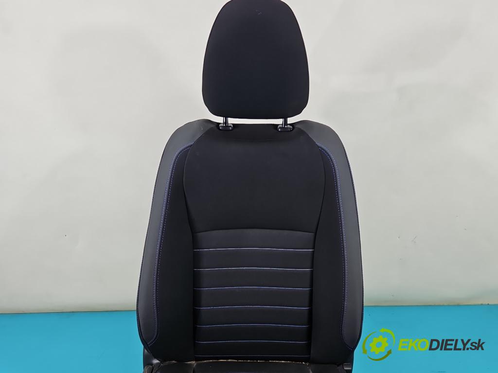 Toyota Yaris III 2011-2020 1.5 VVTi 111KM manual 82 kW 1496 cm3 5- Sedačka pravý  (Sedačky, sedadlá)