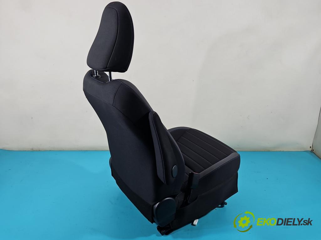 Toyota Yaris III 2011-2020 1.5 VVTi 111KM manual 82 kW 1496 cm3 5- Sedačka ľavý  (Sedačky, sedadlá)